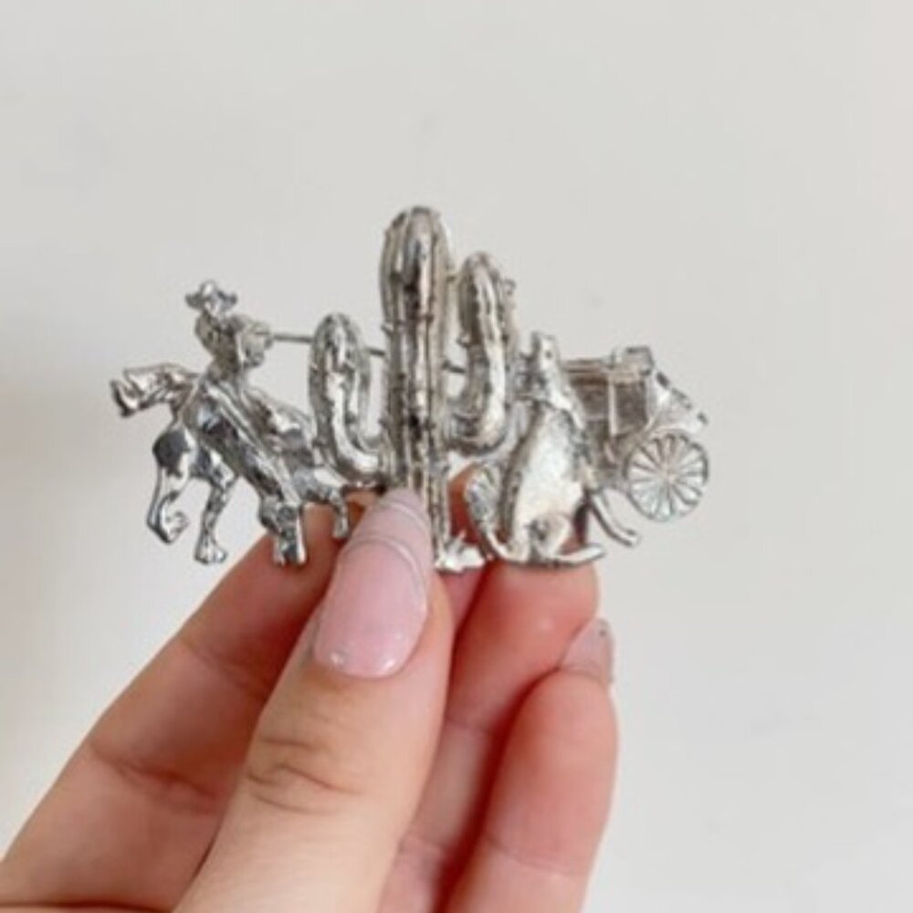 3/$30 🌟 Vintage Western Scene Brooch - Picture 5 of 6